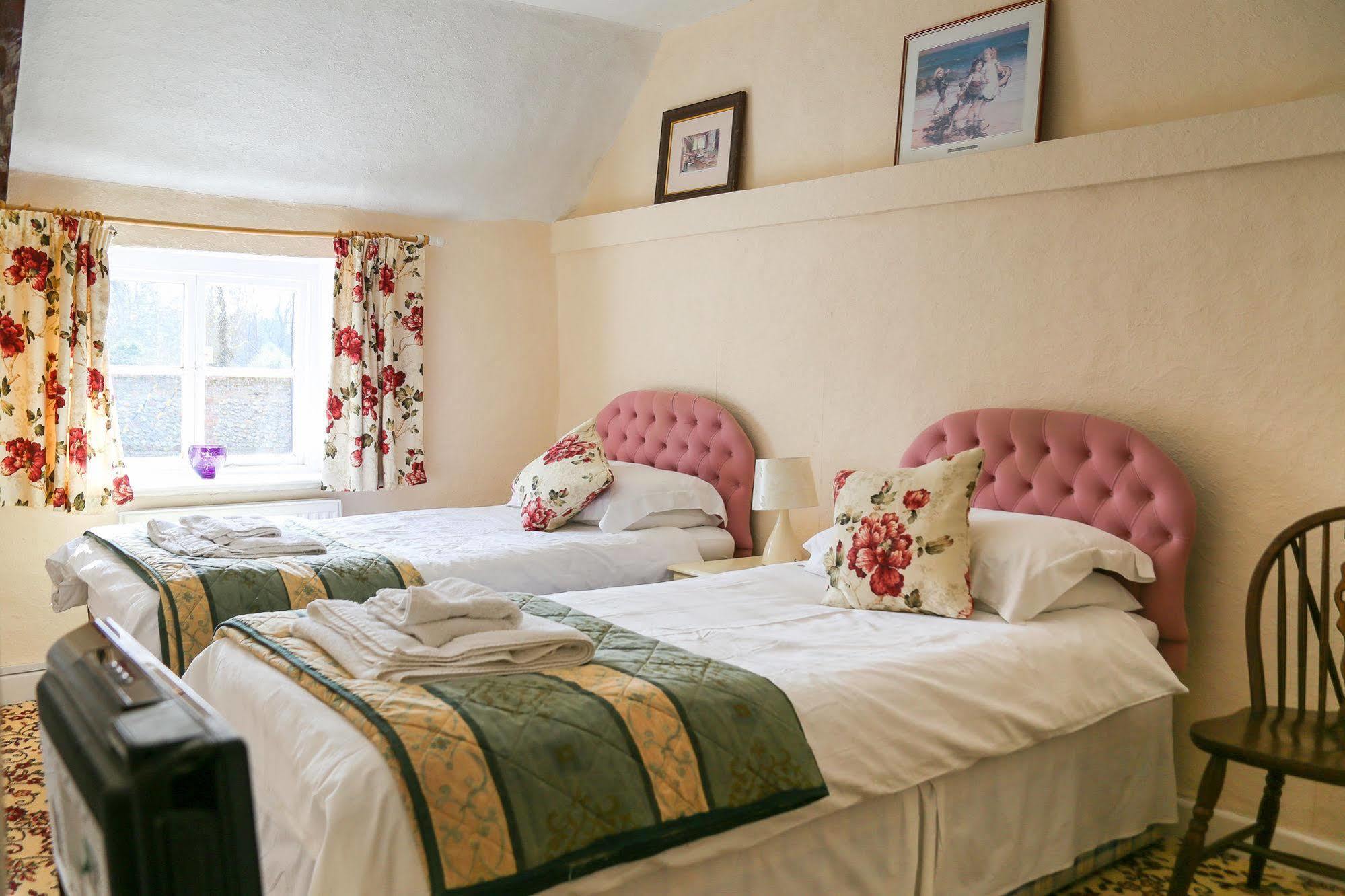 Gayton  The Crown Inn المظهر الخارجي الصورة
