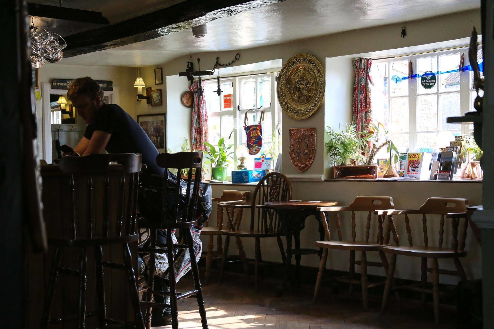 Gayton  The Crown Inn المظهر الخارجي الصورة