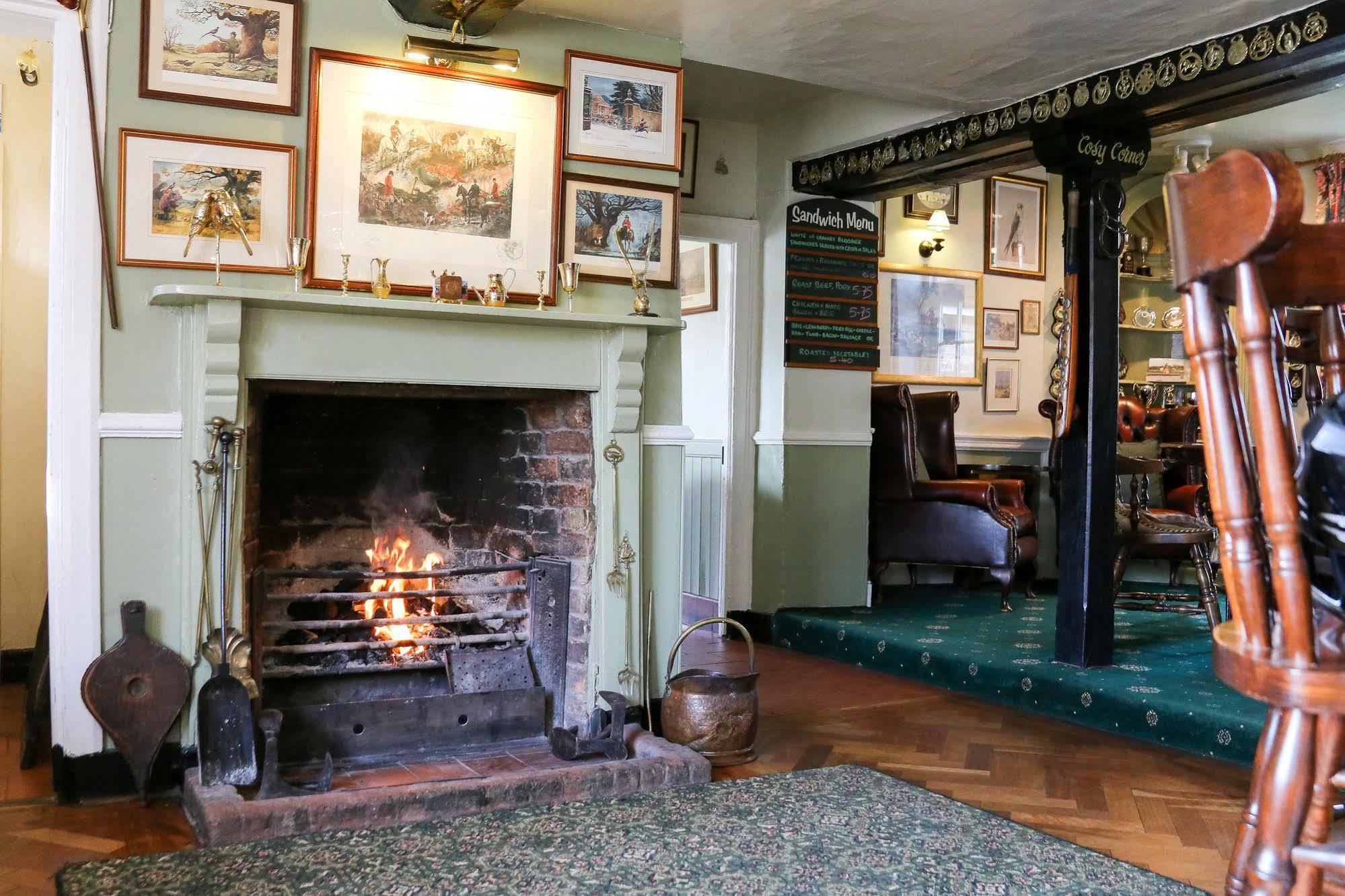 Gayton  The Crown Inn المظهر الخارجي الصورة