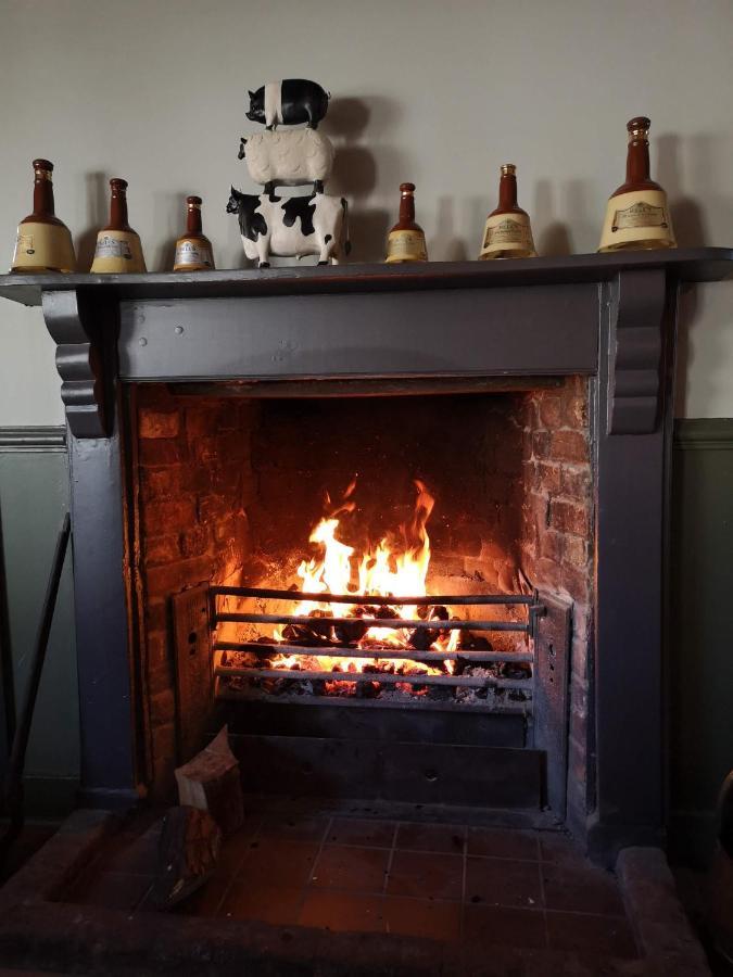 Gayton  The Crown Inn المظهر الخارجي الصورة